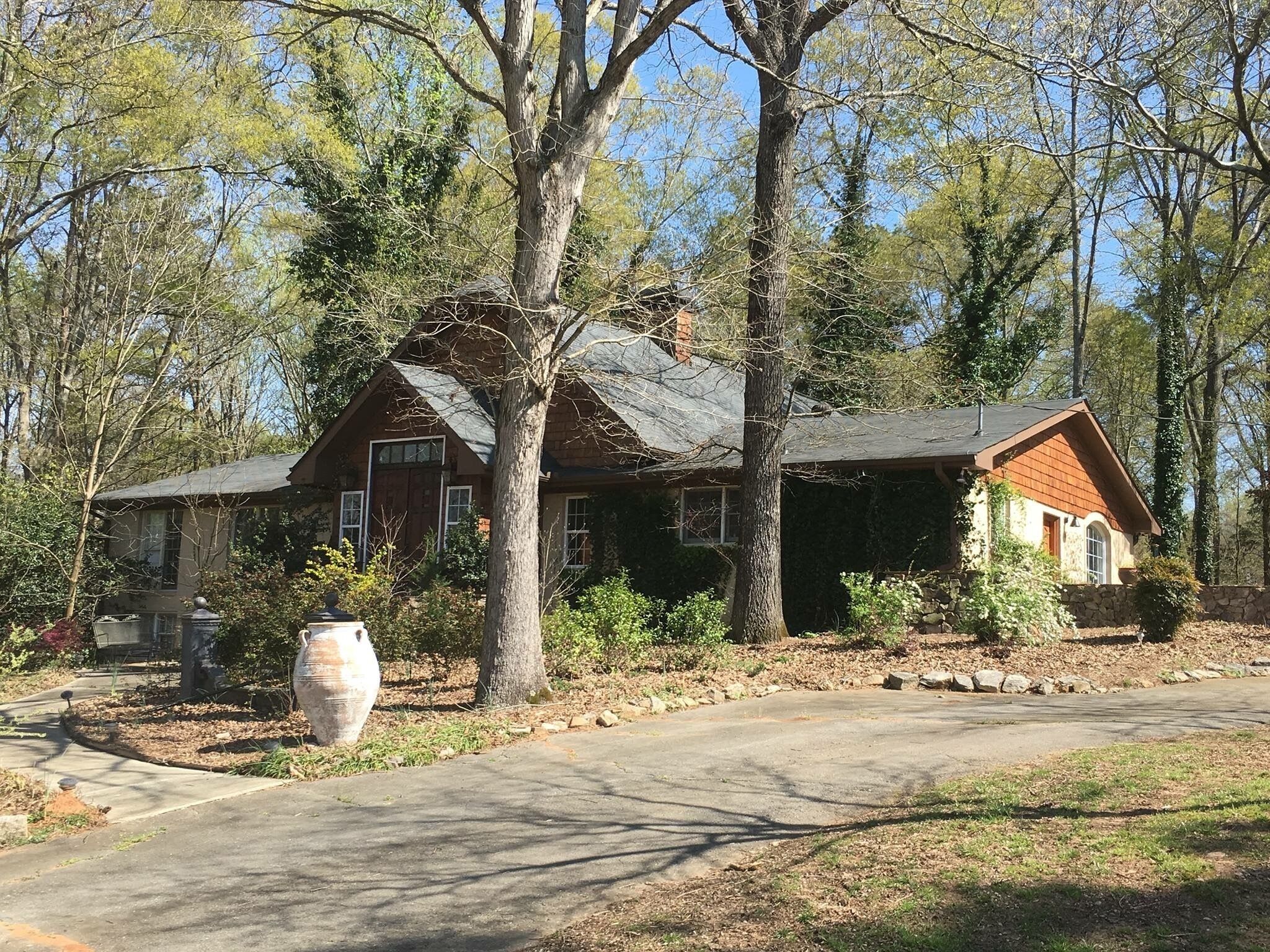 Two Bedrooms - Sleeps 4 Guests: in Farmhouse on rural sheep and goat farm