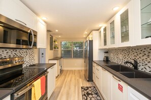 Jääkaappi, mikroaaltouuni, uuni, liesi