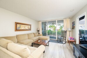 TV - By the Beautiful Sea - Key West Beach Front Condo - w Pool Access (Key West)