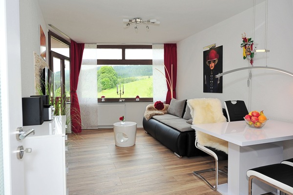 Wohnzimmer mit schönem Ausblick in die Landschaft des Hochschwarzwald