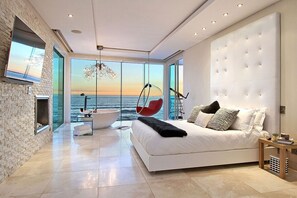 5 bedrooms, iron/ironing board, WiFi, bed sheets - Exquisite Beachfront Home in Beautiful Bloubergstrand (Bloubergstrand)