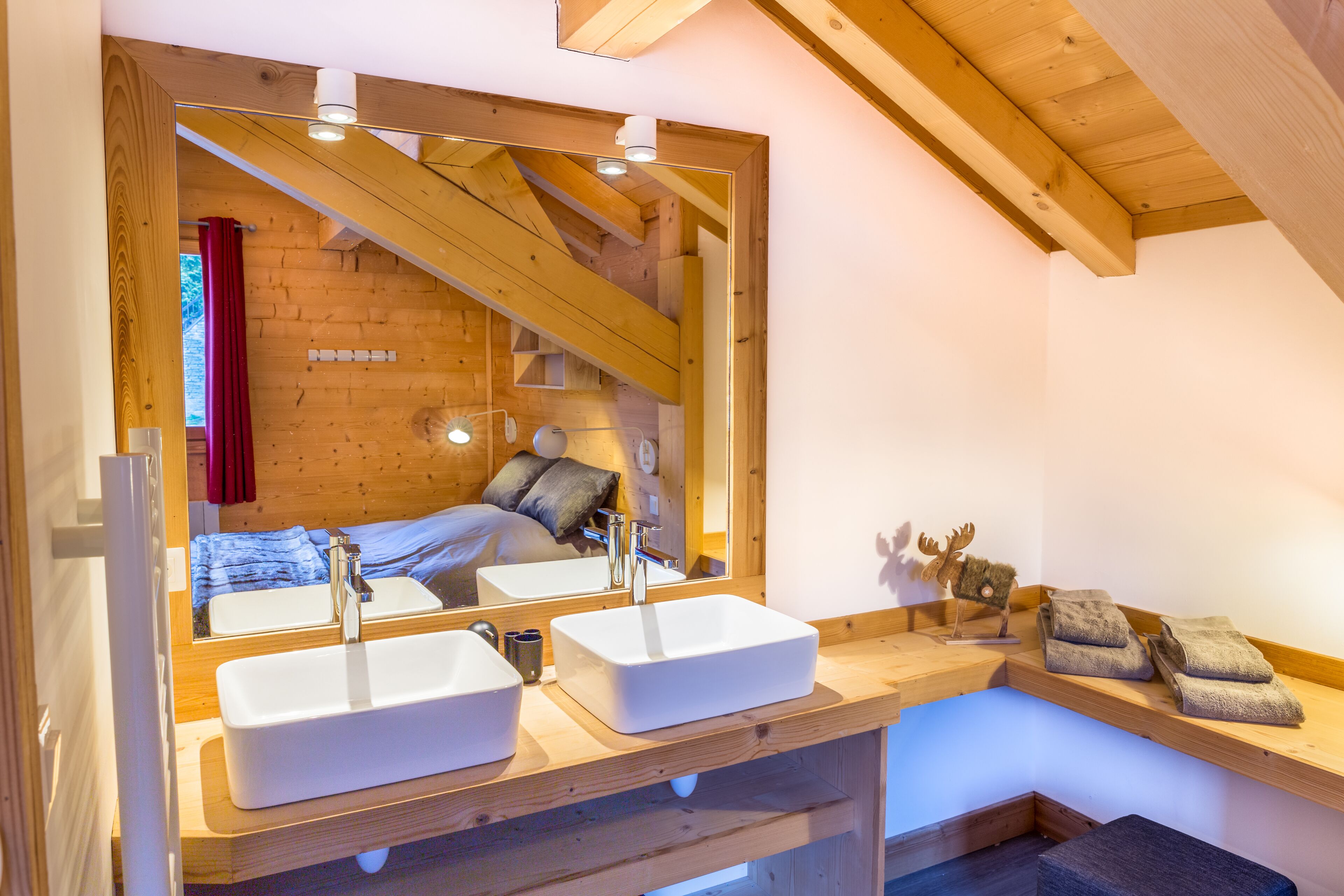 7 slaapkamers, een bureau, een strijkplank/strijkijzer, reisbedje