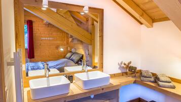 7 Schlafzimmer, Schreibtisch, Bügeleisen/Bügelbrett, Reisekinderbett