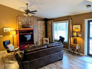 Smart-TV, Kamin, DVD-Player, Bücher