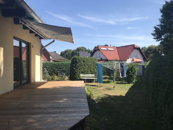 Property grounds - Apartment in a quiet residential area, 800m away from the Plauer See  (Alt Schwerin)