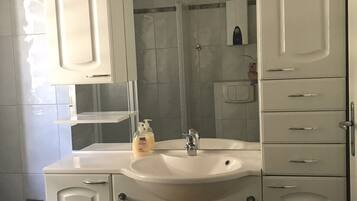 Douche, sĂšche-cheveux, savon, papier toilette