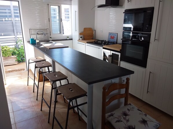 Fridge, microwave, oven, stovetop - Beach House in a fantastic location With Stunning Views. (algarve)