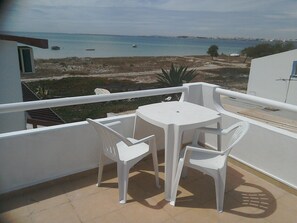 Outdoor dining - Beach House in a fantastic location With Stunning Views. (algarve)