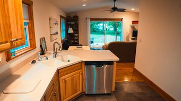 Køleskab, mikrobølgeovn, ovn, kogeplade