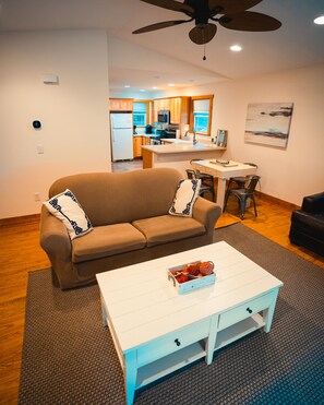 Smart TV, DVD player, books - Lake Michigan Cottage Retreat – Private Beach & Unforgettable Views (Muskegon)