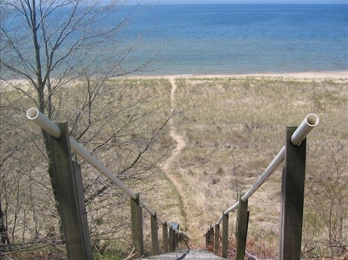 Lake Michigan Cottage Retreat – Private Beach & Unforgettable Views