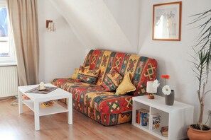 TV, books - Apartment Küchler - feel comfortable in the Erzgebirge (Oelsnitz/Erzgebirge)