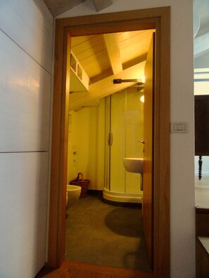 Badewanne, Haartrockner, Bidet, Handtücher