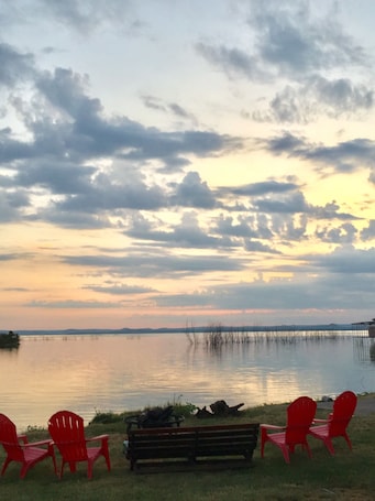 Property grounds. RV ,lake access , Swimming Pool & kayaks may be shared , Sleeps 4!
