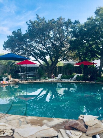 Outdoor pool. RV ,lake access , Swimming Pool & kayaks may be shared , Sleeps 4!