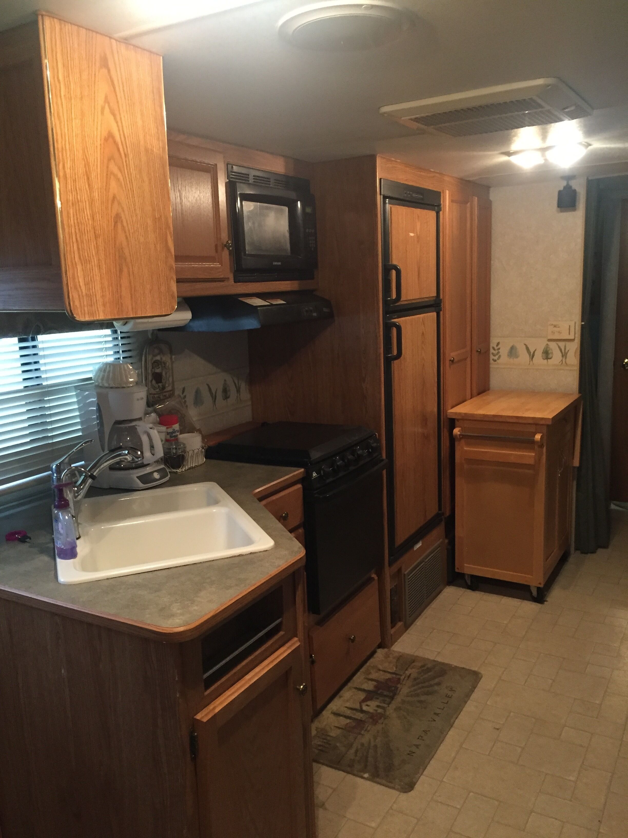 RV  w/  beautiful Swimming Pool ! <br>( may be shared) Lake access. Sleeps 4!