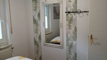 1 slaapkamer, een strijkplank/strijkijzer, reisbedje, gratis wifi