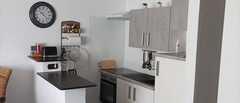 Refrigerador, microondas, horno, placa de cocina