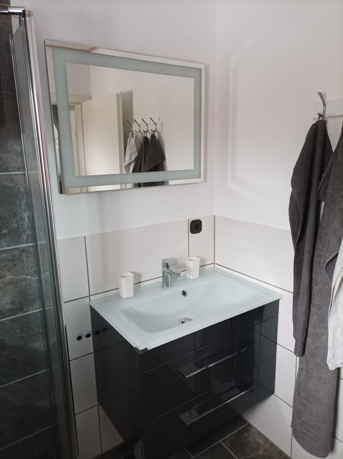 Ducha, secador de pelo, toallas, papel higiénico