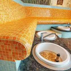 Sauna, bain à remous, hammam, soins corporels, massages thaïs