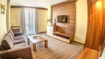 Kahden hengen deluxe-huone, 1 keskisuuri parisänky | Oleskelualue | LCD-televisio