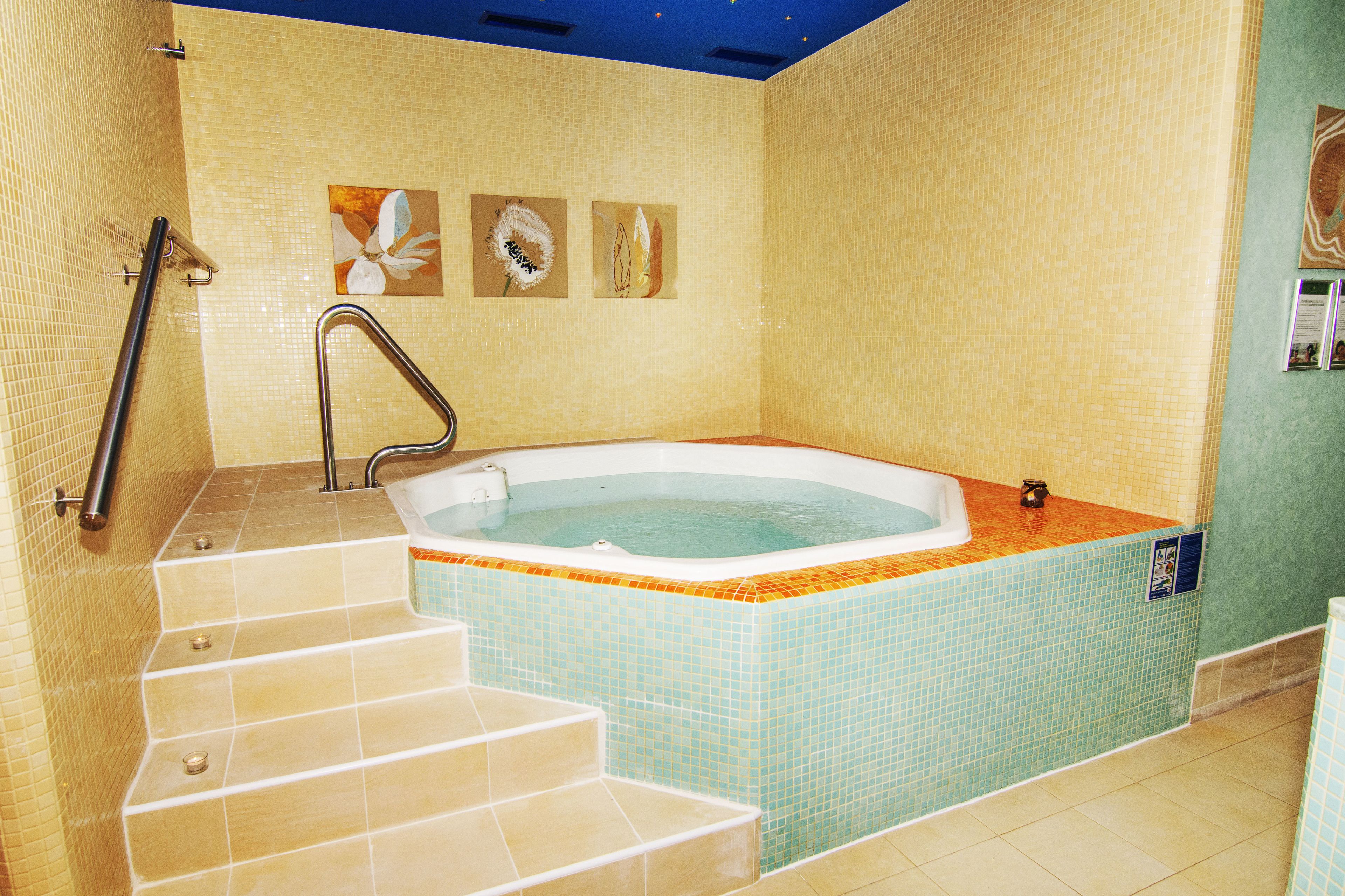 Sauna, hot tub, steam room, body treatments, Thai massages, body wraps