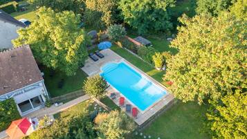 Una piscina al aire libre, una piscina climatizada