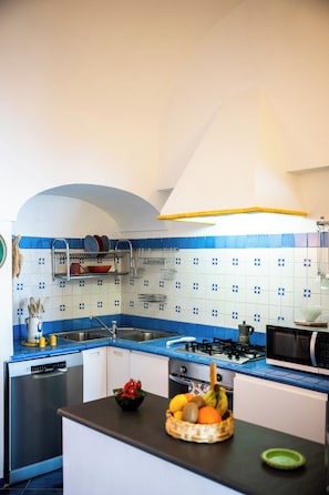 Frigorifero, microonde, forno, piano cottura