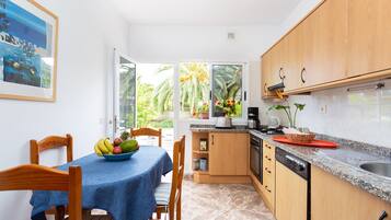 Refrigerador, microondas, placa de cocina, cafetera/tetera