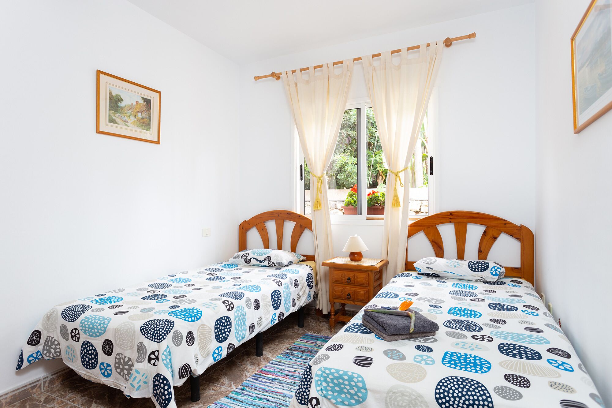 4 bedrooms, travel crib, internet