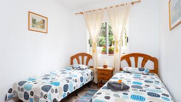 4 bedrooms, travel crib, internet