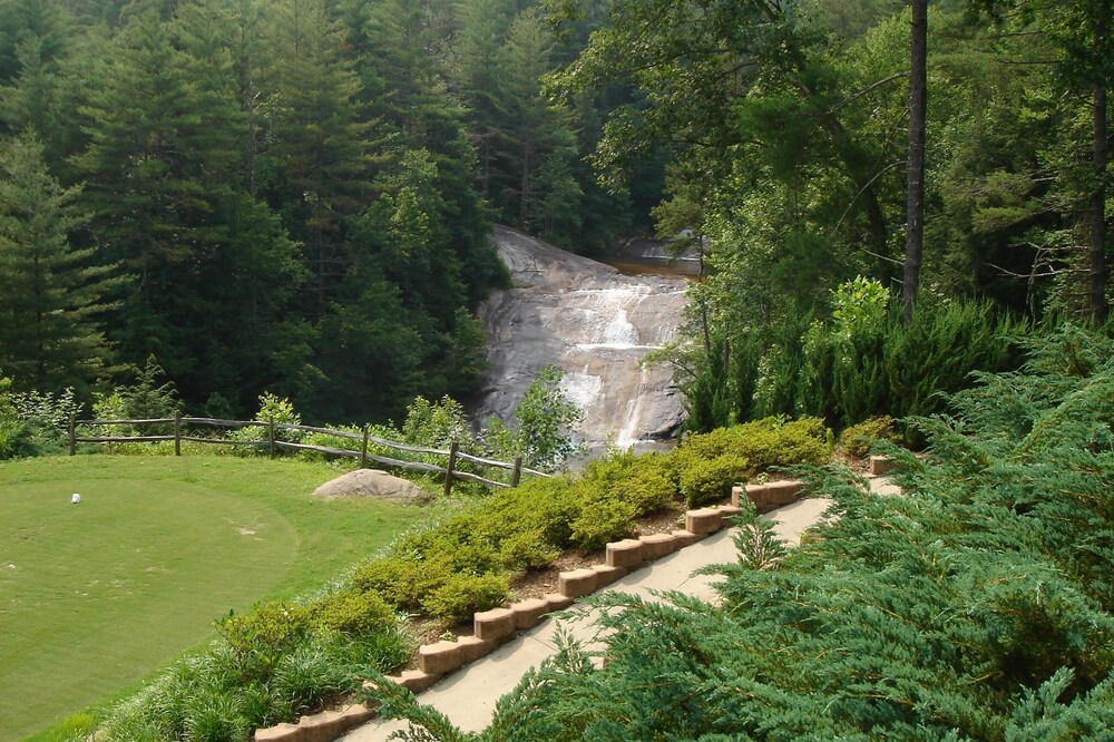Beautiful Mountain Golfing Getaway Located on The Rock Golf Course