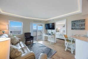 Smart TV, books, stereo, printers - Paradise Awaits on St Pete Beach - FULL Gulf Front Condo - Panoramic Ocean View (St. Pete Beach)