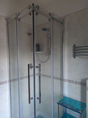 Een douche, een haardroger, handdoeken, zeep