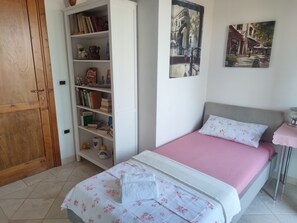 3 bedrooms, in-room safe, free WiFi, bed sheets