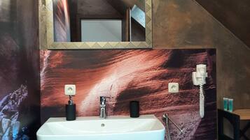 Basic Single Room | Bathroom | Shower, free toiletries, hair dryer, towels