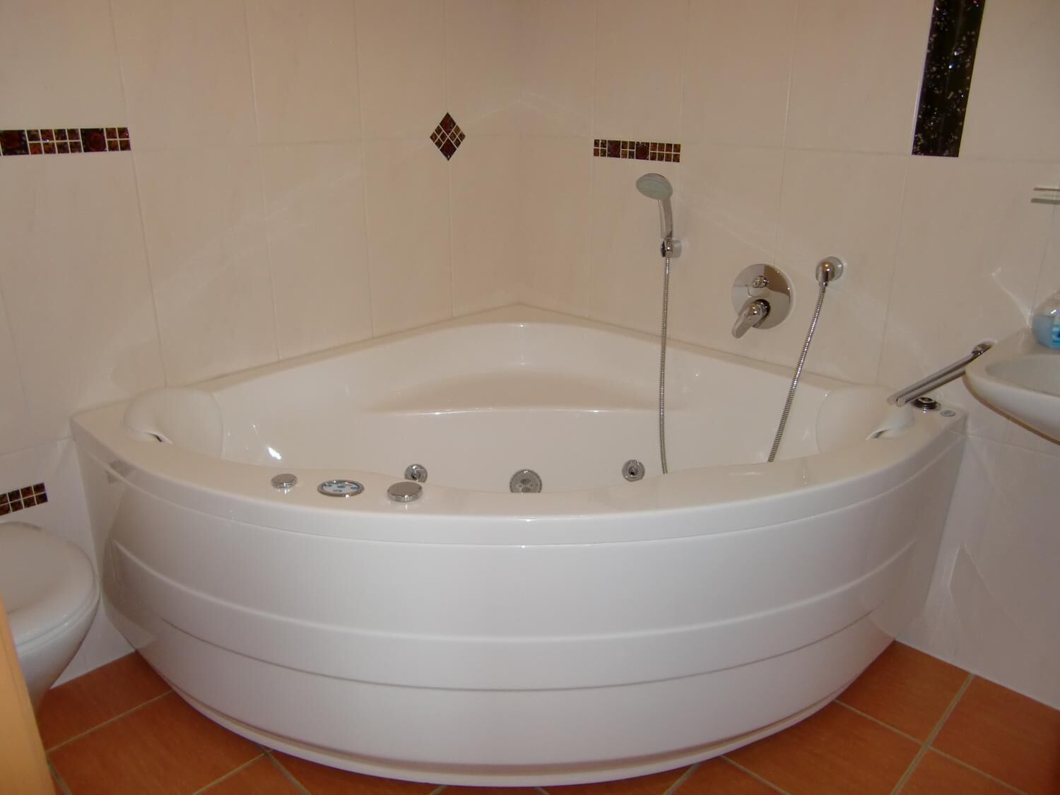 comfort double room, jetted tub | bathroom | shower, free toiletries, hair dryer, towels
