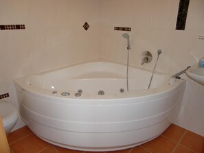 Comfort Double Room, Jetted Tub | Bathroom | Shower, free toiletries, hair dryer, towels - Landhotel Fuchsbau (Vohenstrauss)