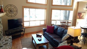 Fernseher, Kamin, Tischfußball