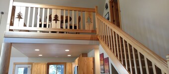 Lovely, light, bright home in the woods! SHARC passes included! Hot tub!