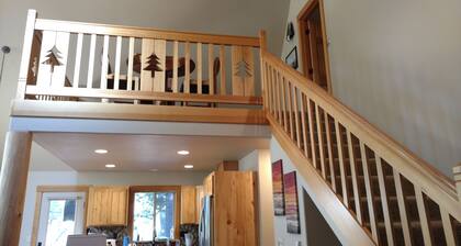 Lovely, light, bright home in the woods! SHARC passes included! Hot tub!
