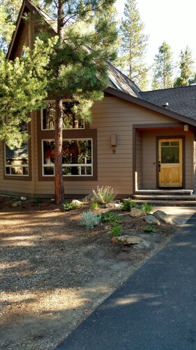 Lovely, light, bright home in the woods! SHARC passes included! Hot tub!