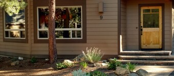 Lovely, light, bright home in the woods! SHARC passes included! Hot tub!