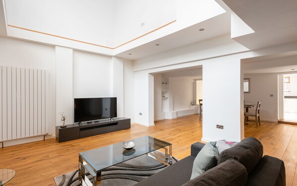Grand Duplex, 3 Bedrooms, Non Smoking, Ground Floor | Living area | 40-inch Smart TV with cable channels, TV, Netflix - Platinum Apartment in Camden 9946 (London)