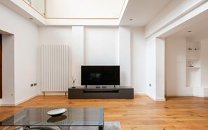 Grand Duplex, 3 Bedrooms, Non Smoking, Ground Floor | Living area | 40-inch Smart TV with cable channels, TV, Netflix - Platinum Apartment in Camden 9946 (London)