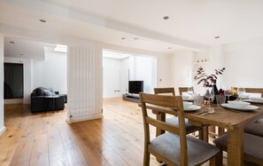 Grand-Maisonette, 3 Schlafzimmer, Nichtraucher, Erdgeschoss | Essbereich im Zimmer