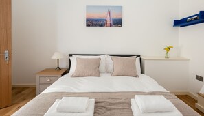 Grand Duplex, 3 Bedrooms, Non Smoking, Ground Floor | 3 bedrooms, individually decorated, individually furnished, desk - Platinum Apartment in Camden 9946 (London)