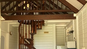 Un escalier avec des balustrades en bois menant à un niveau supérieur.
