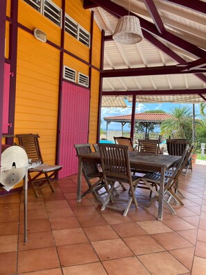 Outdoor dining - Villa Mahogany and its bungalow in Sainte Anne (Sainte Anne)