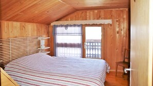 Chalet, 4 slaapkamers | 4 slaapkamers, een bureau, een strijkplank/strijkijzer